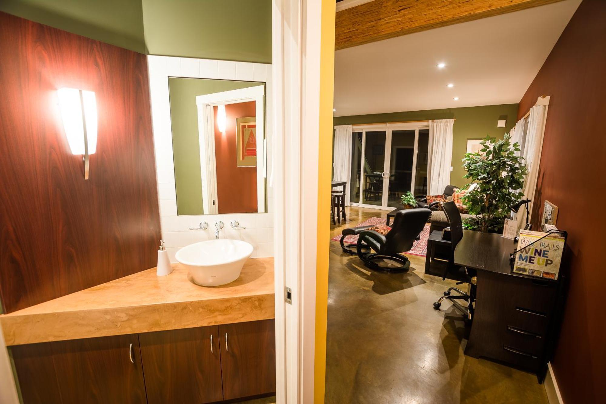 Crooked Tree Guest Suites Pentiction Zewnętrze zdjęcie